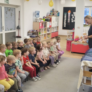 Dzieci podczas przedstawienia z koszyka.