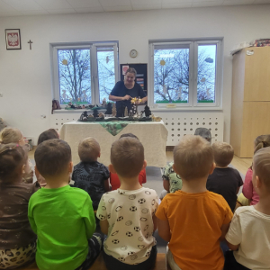 Dzieci podczas przedstawienia z koszyka.