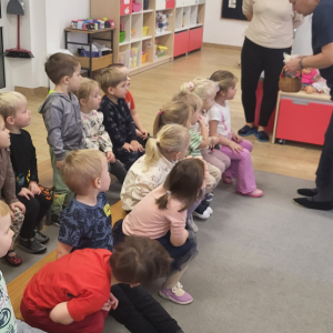 Dzieci aktywnie uczestniczące w przedstawieniu.