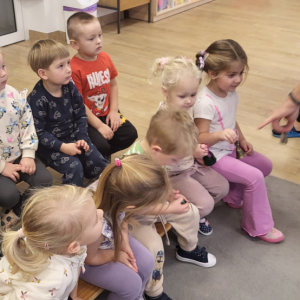 Dzieci aktywnie uczestniczące w przedstawieniu.