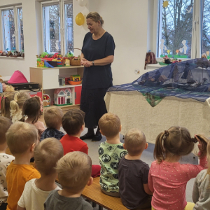 Dzieci podczas przedstawienia z koszyka.