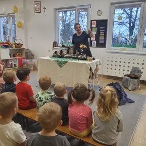 Dzieci podczas przedstawienia z koszyka.