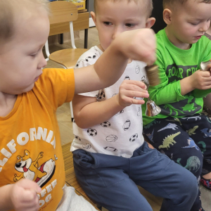 Dzieci dzwoniące dzwonkami.