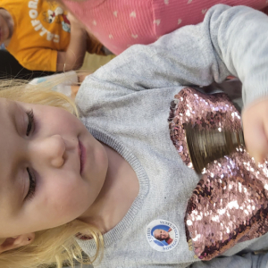 Dziewczynka dzwoniąca dzwonkiem.