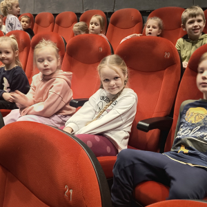 dzieci w oczekiwaniu na spektakl