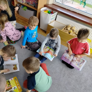 Dzieci oglądające książki.