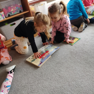 Dzieci oglądające książki.