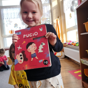 Dziewczynka z książką.