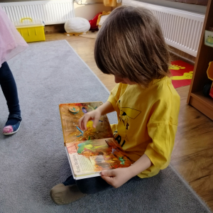 Chłopiec z książką.