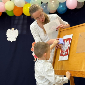 Dziewczynka z nauczycielką podczas odkrywania zagadek