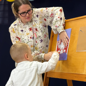 Dziewczynka z nauczycielką podczas odkrywania zagadek