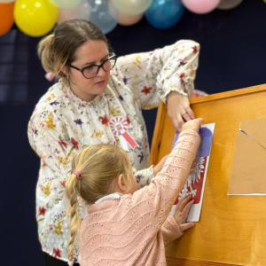 Dziewczynka z nauczycielką podczas odkrywania zagadek