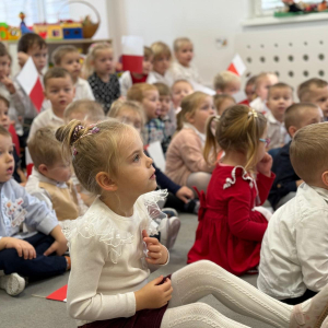 Dzieci siedzące podczas spotkania