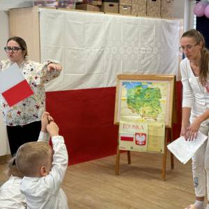 Nauczycielki przedstawiające informacje na temat odzyskania niepodległości