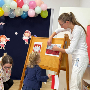 Dziewczynka z nauczycielką podczas odkrywania zagadek