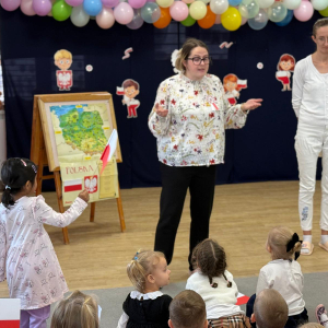 Nauczycielki przedstawiające informacje na temat odzyskania niepodległości