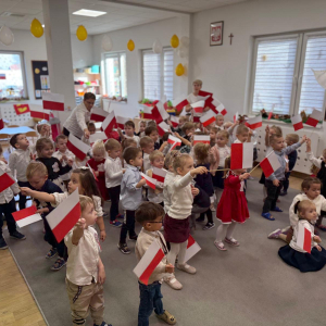 Dzieci machające flagami Polski