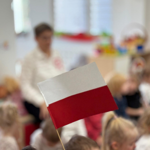 Flaga Polski na tle dzieci
