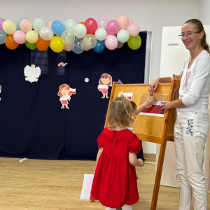 Dziewczynka z nauczycielką podczas odkrywania zagadek