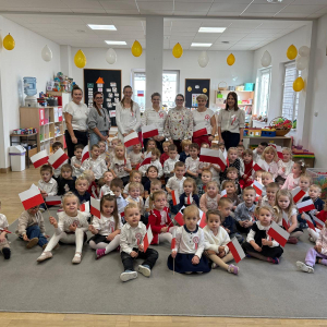 Wszystkie dzieci uczestniczące w spotkaniu z okazji dnia niepodległości