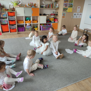 Dzieci podczas zabawy ruchowej