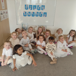 Dzieci z grupy Jeżyki przebrane za anioły