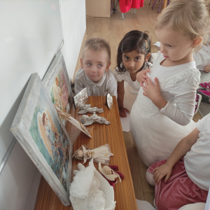 Dzieci oglądające różnego rodzaju anioły