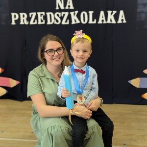 Chłopiec z nauczycielką po pasowaniu na przedszkolaka