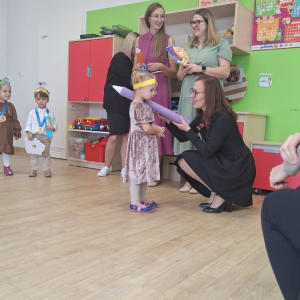 Dziewczynka pasowała na przez panią dyrektor