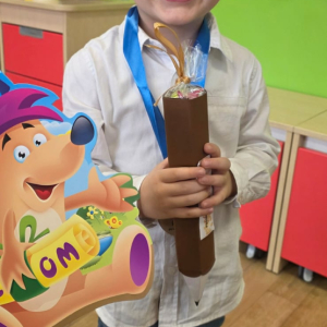 Chłopiec z upominkami po pasowaniu