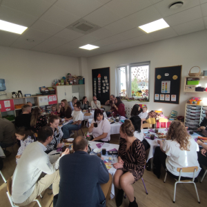 Rodzice siedzący przy stołach podczas poczęstunku