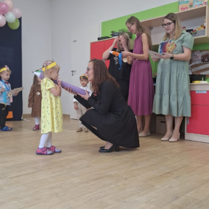 Dziewczynka pasowana przez panią dyrektor