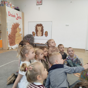 Dzieci podczas słuchania ciekawostek na temat jeża