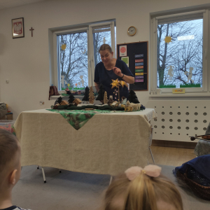 Pani Kasia Bajeczka przedstawiająca teatrzyk z koszyka