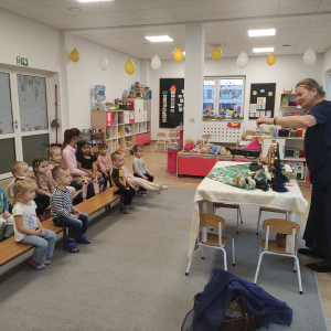 Przedszkolaki oglądające teatrzyk prezentowany przez panią Kasię Bajeczkę