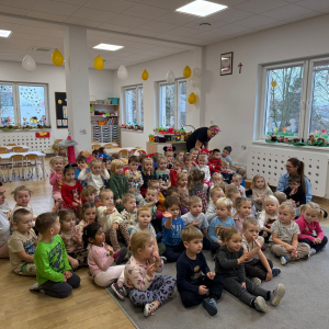 Dzieci oglądające przedstawienie