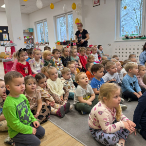 Dzieci oglądające przedstawienie