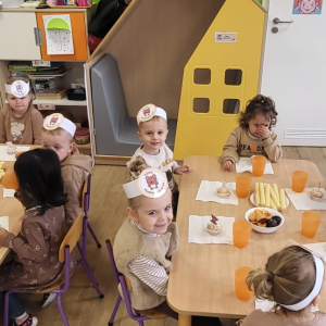 Dzieci podczas poczęstunku.