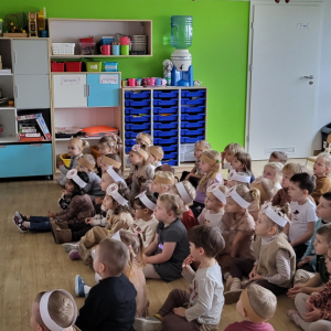 Dzieci podczas seansu bajki "Misiowanki"