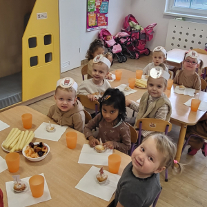 Dzieci podczas poczęstunku.