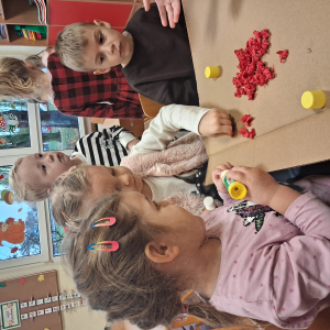 Dziecko wykleja angielska budkę telefoniczną kolorową bibułą