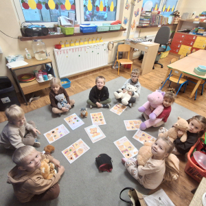 Dzieci siedzą w kole grają w misiowe Bingo