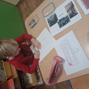 Dziecko rysuje symbole Londynu