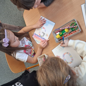 dzieci wykonują napis po angielsku