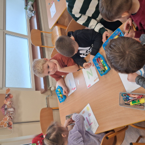 dzieci wykonują napis po angielsku