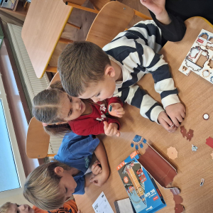 Dziecko wykleja angielska budkę telefoniczną kolorową bibułą