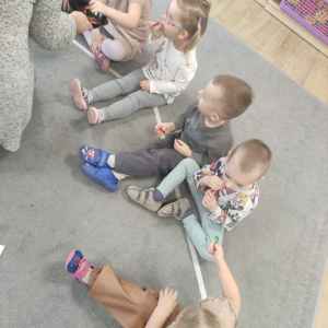 dzieci zajadają przysmak jeży - dżdżownicę (żelki)