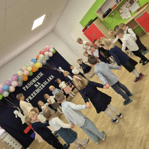 Dzieci podczas występu muzyczno-ruchowego.