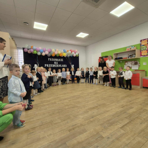 Dzieci podczas występu wolaknego.