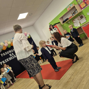 Pani Dyrektor pasuje dziecko na przedszkolaka.